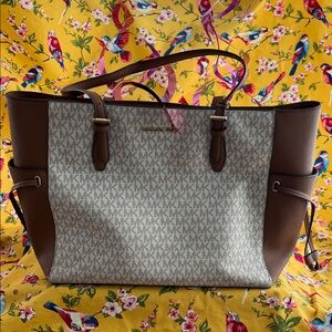 Michael Kors Gilly Large Signature Tote